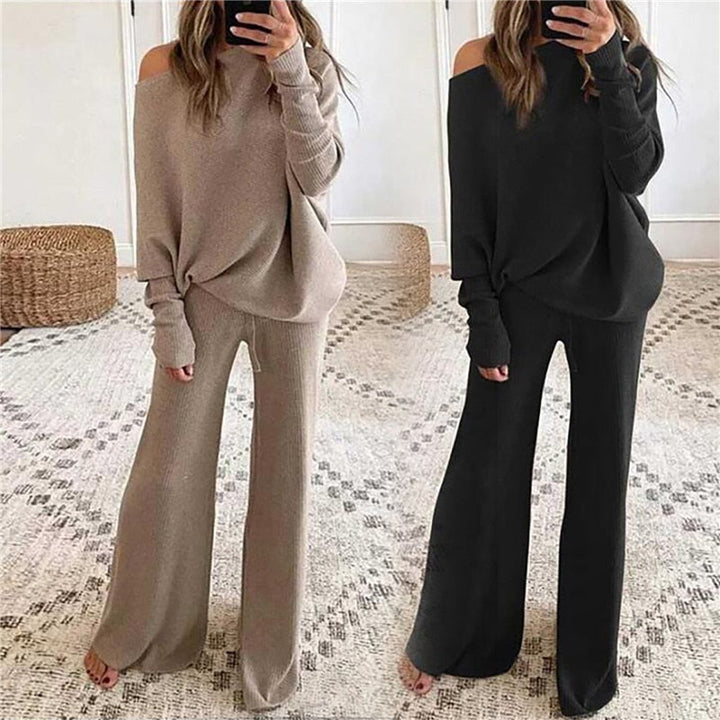 Zwei Damenpullover-Sets, beige und schwarz, aus Strick, lässig, schulterfrei, mit weiten Hosen.