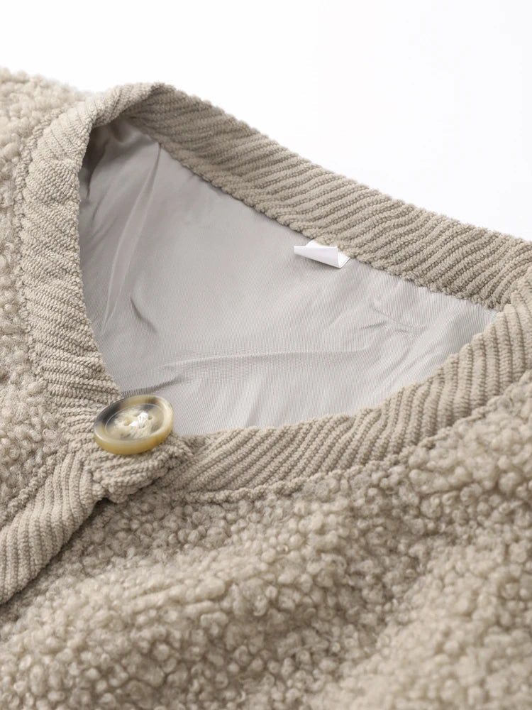 Beigefarbene Fleecejacke mit Knopfverschluss, weiches Material, modisch und warm.