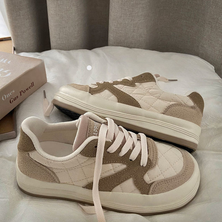 Beige Sneaker aus Wildleder und Stoff, Damen, lässig, bequem, modisch, auf Bett liegend.