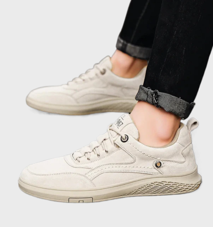 Beige Sneaker aus Wildleder, Herrenmode, lässiger Stil, bequeme Freizeitschuhe, schwarze Jeans.