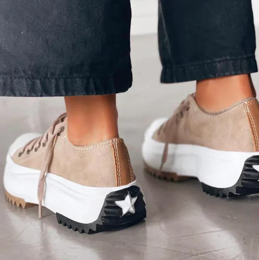 Beige Sneaker mit Plateau, Stern-Detail, Damenmode, Freizeitschuh, trendig, bequem, modern.