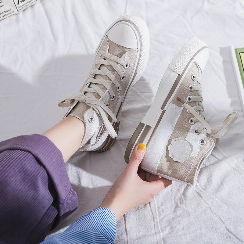 Beige High-Top-Sneaker aus Segeltuch, Damenmode, lässiger Stil, Schnürschuhe, auf weißem Hintergrund.