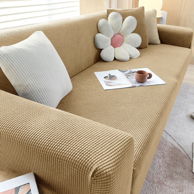 Beige Sofa mit Kissen, Blumenform, Wohnzimmer, modernes Design, gemütlich, skandinavischer Stil.