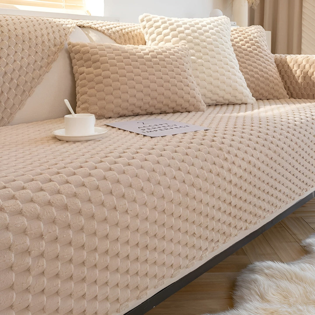 Beige Sofaüberwurf mit Waffelmuster, dekorative Kissen, gemütliches Wohnzimmer-Design.