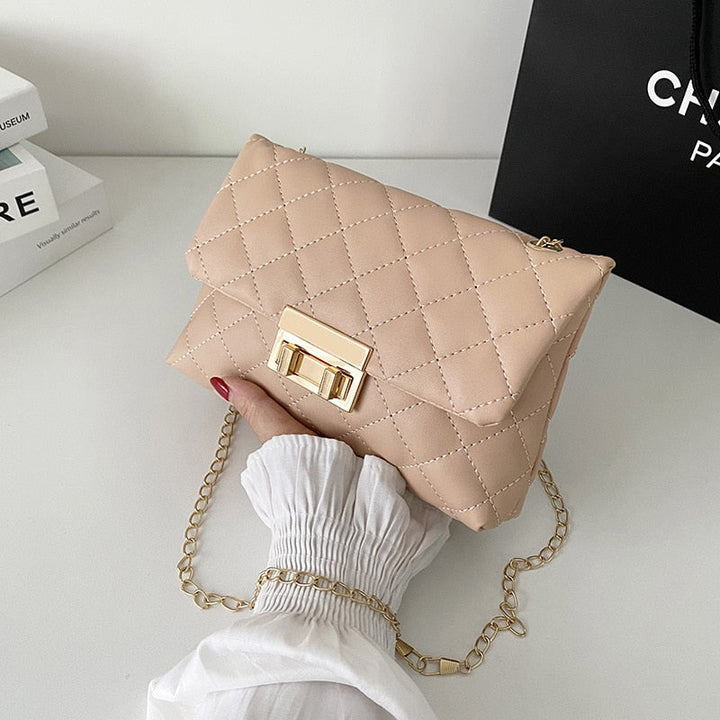 Beige gesteppte Handtasche mit Kettengurt, elegantes Design, Damenmode Accessoire.