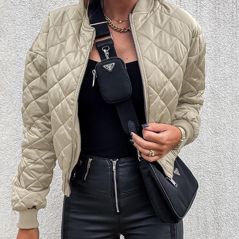 Damen Steppjacke beige, schwarze Lederhose, schwarze Umhängetasche, modisches Outfit.