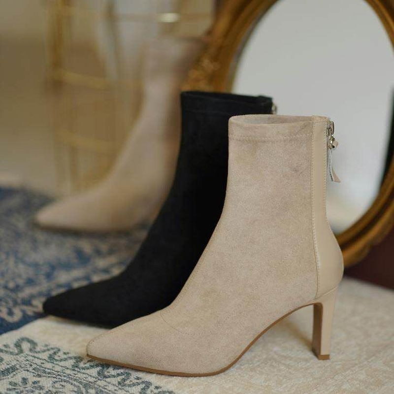 Beige Damen Stiefeletten aus Wildleder mit Absatz, elegantes Design, Reißverschluss hinten.