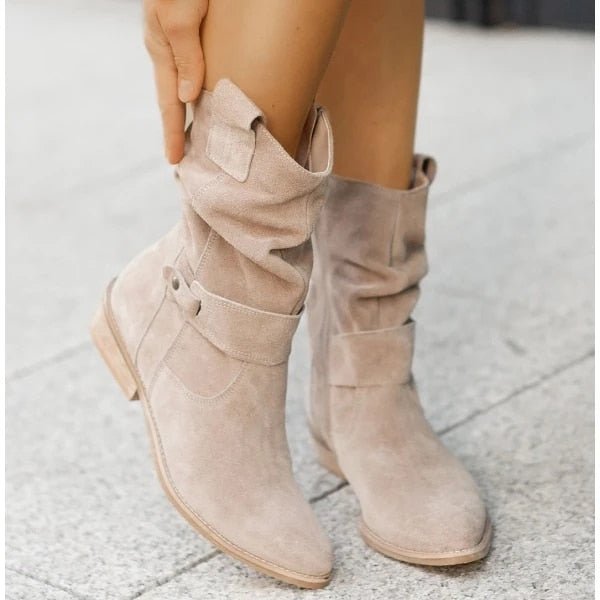 Beige Wildleder-Stiefeletten mit Reißverschluss, niedrigem Absatz, modisch und bequem.