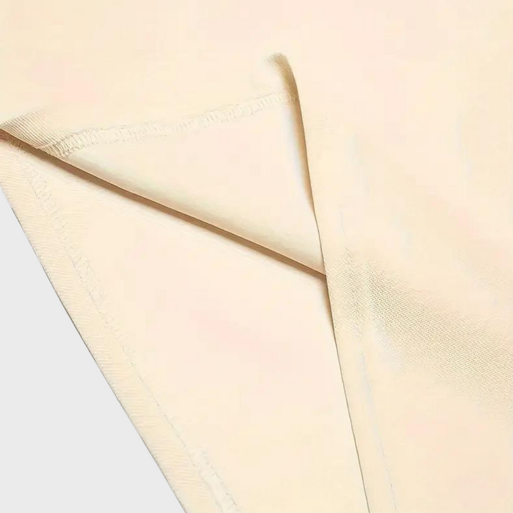 Beigefarbener Stoff, elastisch, nahtlos, für Bekleidung, Detailansicht, hochwertige Textilien.