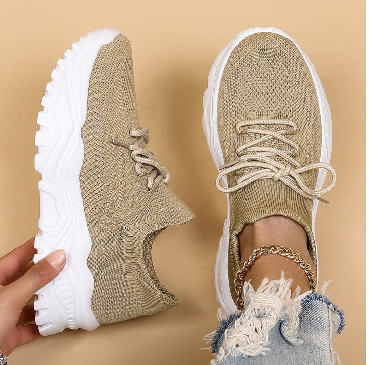 Beige Damen-Sneaker mit weißer Sohle, Strickmaterial, modisch, bequem, Freizeitschuh.
