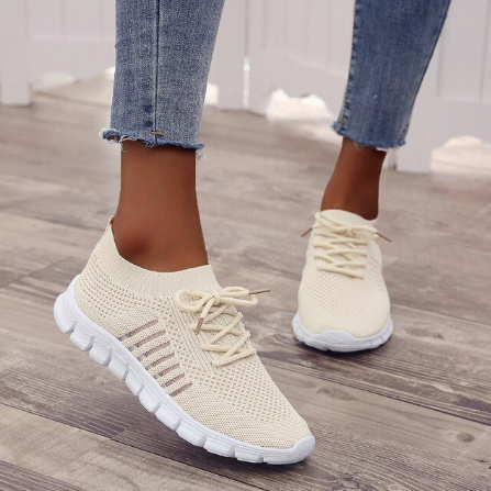 Beige Damen-Sneaker aus Strick, atmungsaktiv, mit weißer Sohle, ideal für Freizeit und Sport.