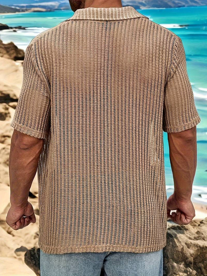 Mann in beige Strickhemd am Strand, Sommermode, Herrenbekleidung, Kurzarm, lässig.