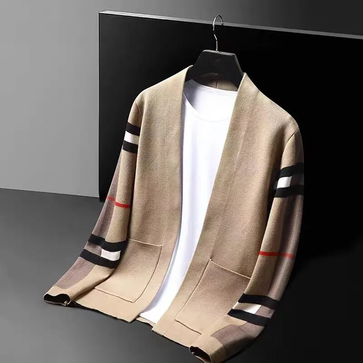 Beige Strickjacke mit Streifenmuster, Herrenmode, elegant, lässig, auf Kleiderbügel.