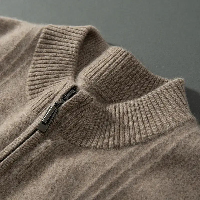 Beiger Wollpullover mit Reißverschluss, gerippter Kragen, weiches Material, Herrenmode.