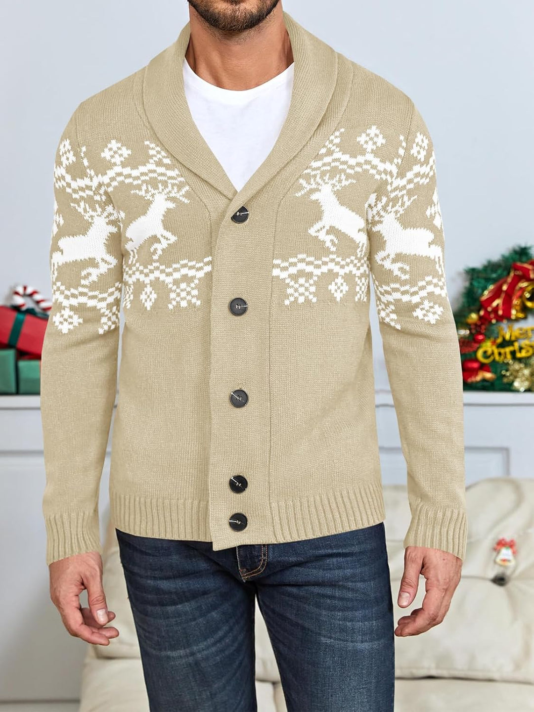 Beige Strickjacke mit Rentiermuster, Knöpfen, Herrenmode, Winterkleidung, festlich.