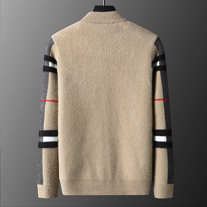 Beiger Herrenpullover mit Streifenmuster, Langarm, weiches Material, modisch, warm.