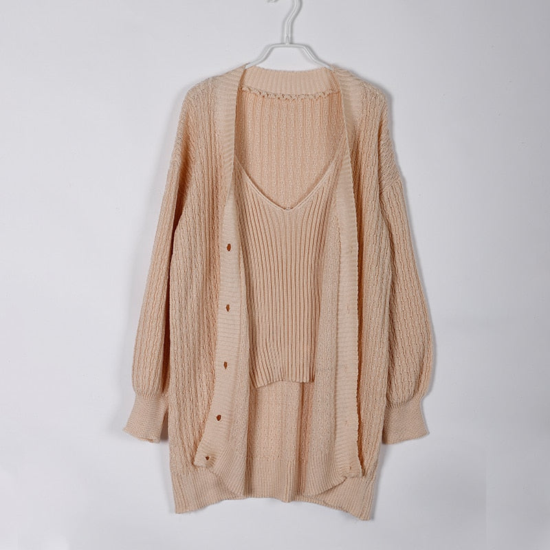 Beiges Strick-Set aus Pullover und Cardigan, Damenmode, gemütlich, Herbst-Winter-Outfit.