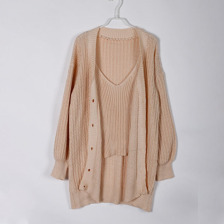 Beiges Strick-Set aus Pullover und Cardigan, Damenmode, gemütlich, Herbst-Winter-Outfit.