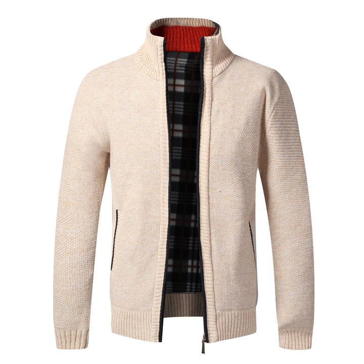 Beige Herren-Strickjacke mit Reißverschluss, kariertem Innenfutter, Stehkragen, warm, modisch.