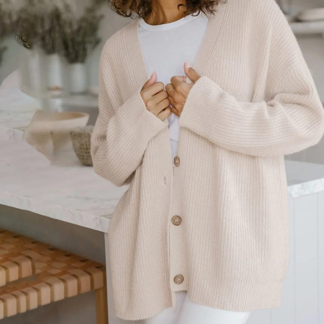 Beiger Strick-Cardigan Damen, Knöpfe, lässig, gemütlich, Herbstmode, Wohnzimmer-Hintergrund