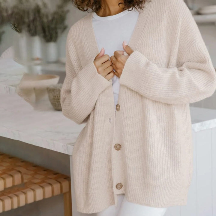 Beiger Strick-Cardigan Damen, Knöpfe, lässig, gemütlich, Herbstmode, Wohnzimmer-Hintergrund
