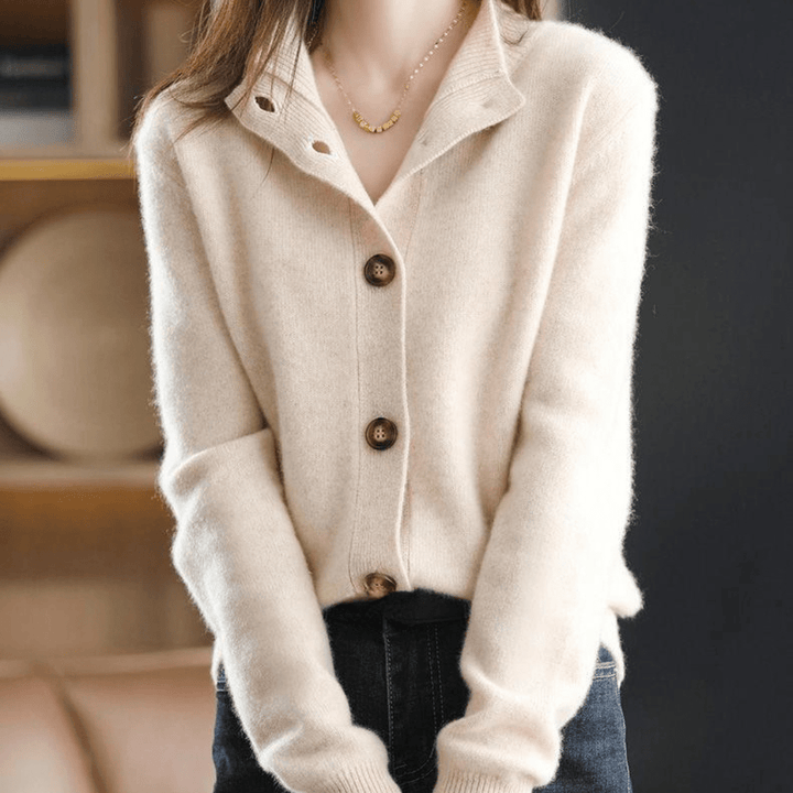 Damen Strickjacke beige, Knöpfe, weicher Stoff, modisch, Herbstmode, eleganter Look.