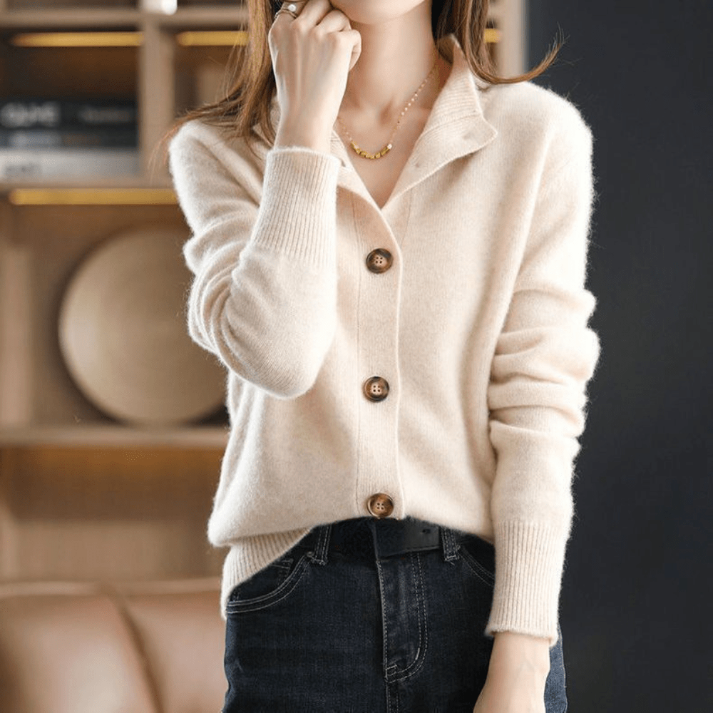 Damen Strickjacke beige, Knöpfe, weiches Material, modisch, Herbstmode, Freizeitkleidung