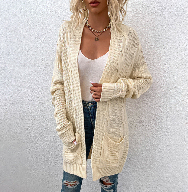 Frau in cremefarbenem Strickcardigan, lässig, modisch, Herbstmode, Damenbekleidung.