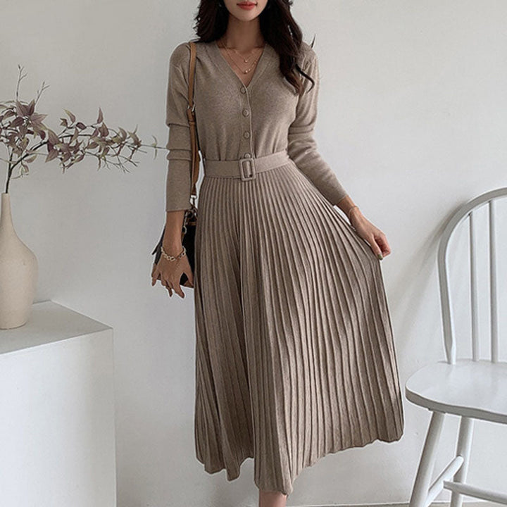 Damen Strickkleid beige, V-Ausschnitt, Langarm, Plissee-Rock, elegant, Herbstmode.
