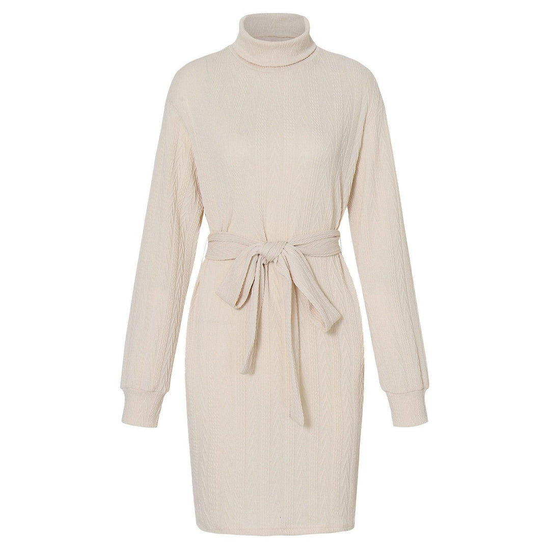 Beiges Strickkleid mit Rollkragen und Gürtel, Damenmode, elegant, langärmelig.