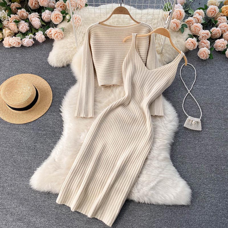 Beiges Strickkleid und Pullover-Set auf Fellteppich, elegantes Damenoutfit, Herbstmode.