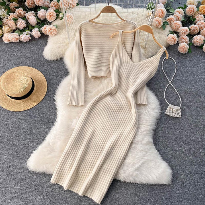 Beiges Strickkleid und Pullover-Set auf Fellteppich, elegantes Damenoutfit, Herbstmode.