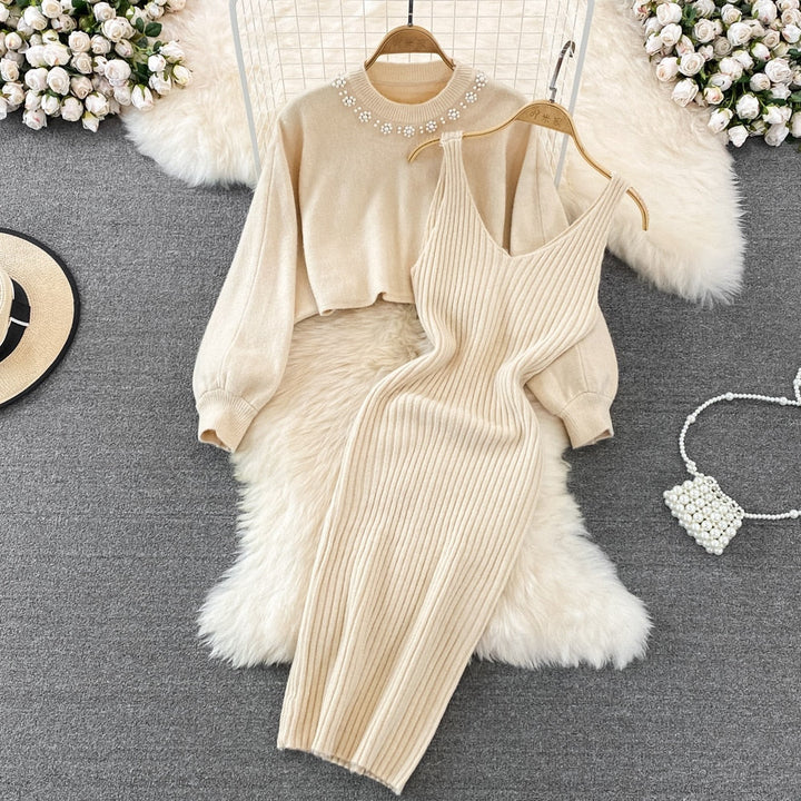 Beiges Strickkleid und Pullover-Set, elegantes Design, Damenmode, Herbst-Winter-Outfit.
