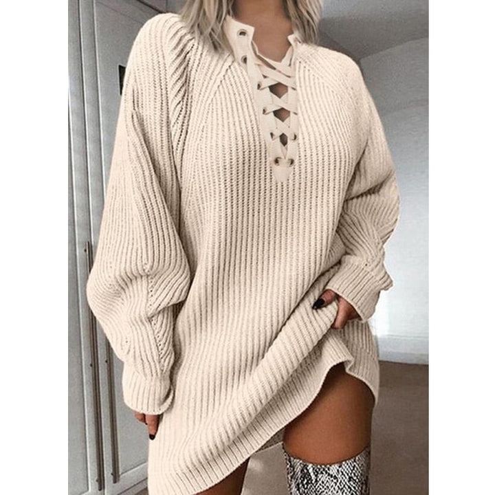 Beige Strickkleid mit Schnürung, Damenmode, langärmelig, lässig, Herbst-Winter-Outfit.