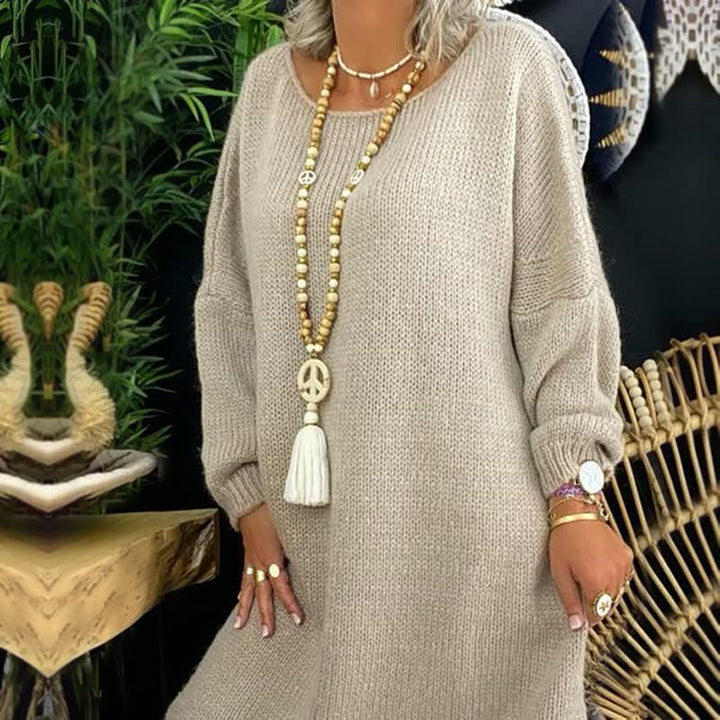 Damen Strickkleid beige, langärmelig, mit Holzperlenkette, Boho-Stil, gemütlich, modisch.