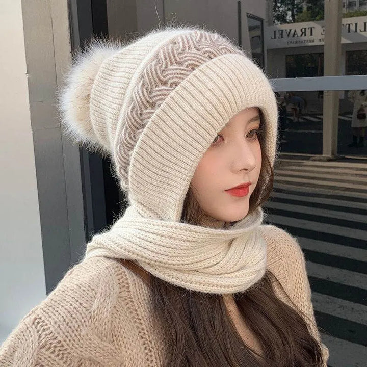 Frau mit beigem Strickmütze und Schal, Wintermode, warm, stilvoll, Straßenhintergrund.
