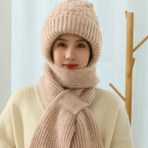 Frau mit beigem Strickmütze und Schal, Wintermode, warme Kleidung, gemütlich, stilvoll.