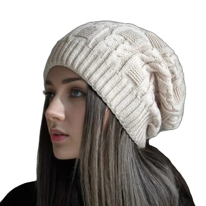 Damen Strickmütze beige, Zopfmuster, Wintermode, warm, stilvoll, Accessoire, Kopfbedeckung.