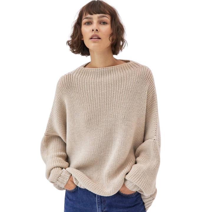 Frau in beigem Strickpullover, lässig, modisch, Herbstmode, Damenbekleidung, gemütlich.