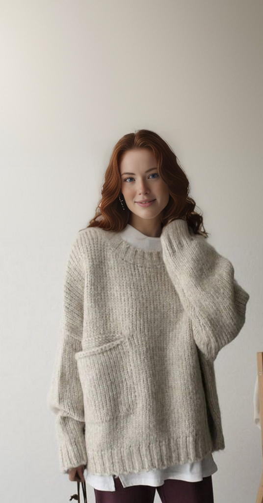 Dame in beigem Strickpullover, lässiger Stil, gemütliche Herbstmode, weiches Material.