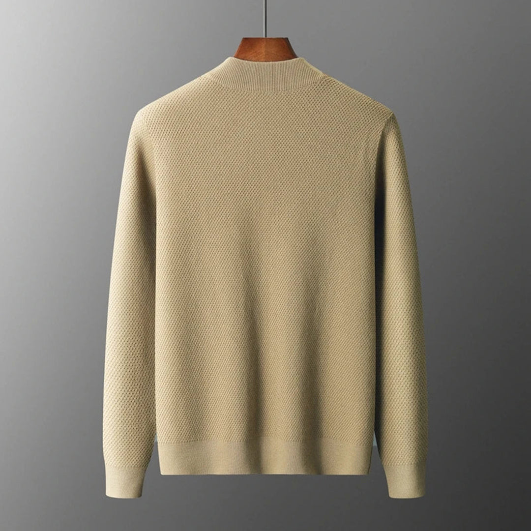 Beiger Strickpullover aus Baumwolle, Herrenmode, Rückansicht, elegantes Design, Herbstbekleidung.