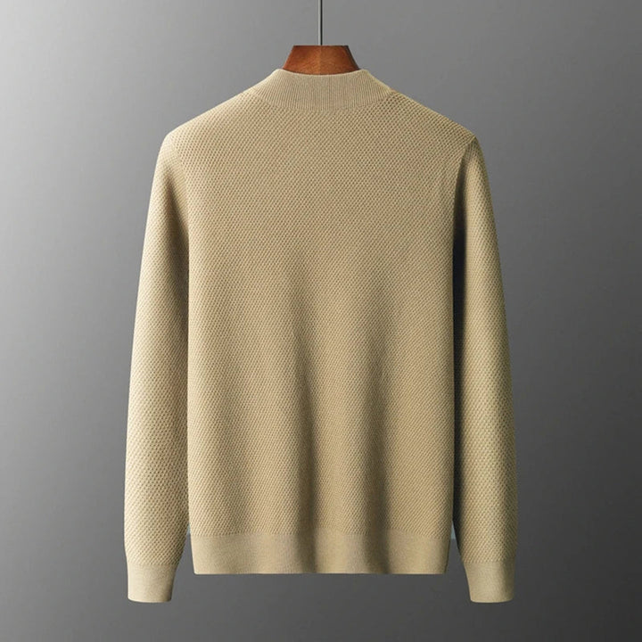 Beiger Strickpullover aus Baumwolle, Herrenmode, Rückansicht, elegantes Design, Herbstbekleidung.