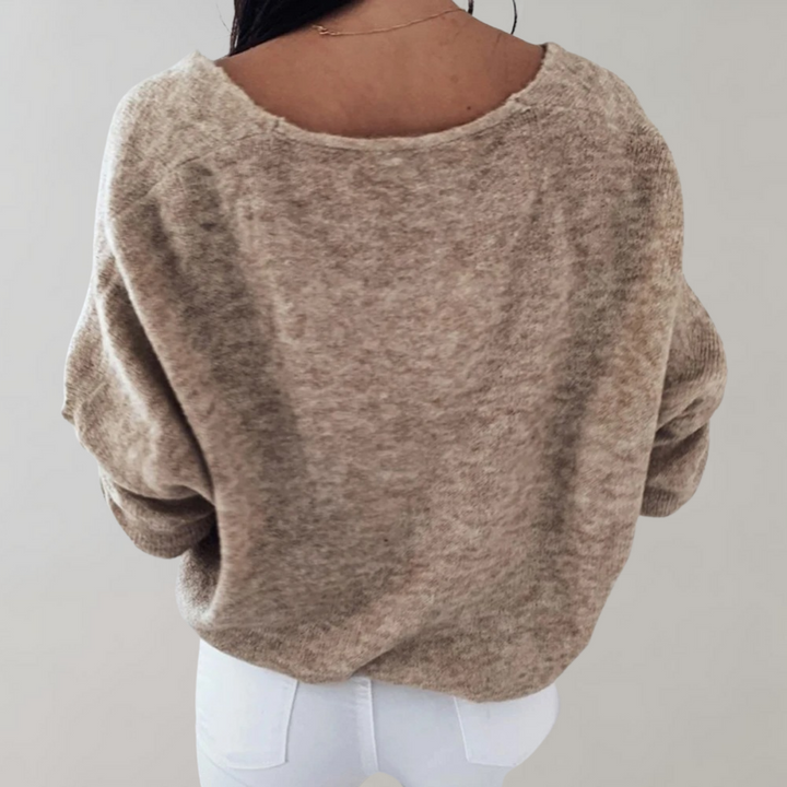 Frau in beigem Strickpullover und weißer Hose, Rückansicht, modisch, gemütlich, Herbstmode.