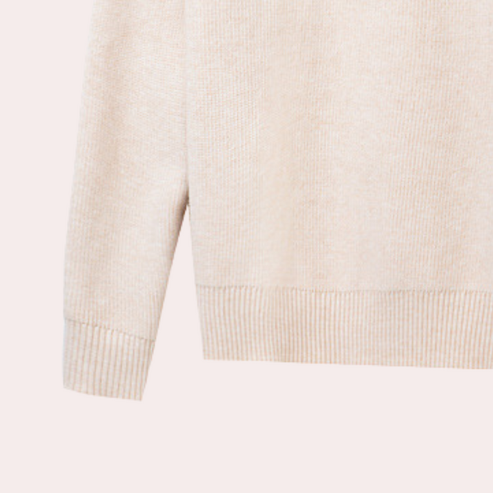 Beiger Strickpullover aus Baumwolle, Detailansicht, weiches Material, modisch, Damenmode.
