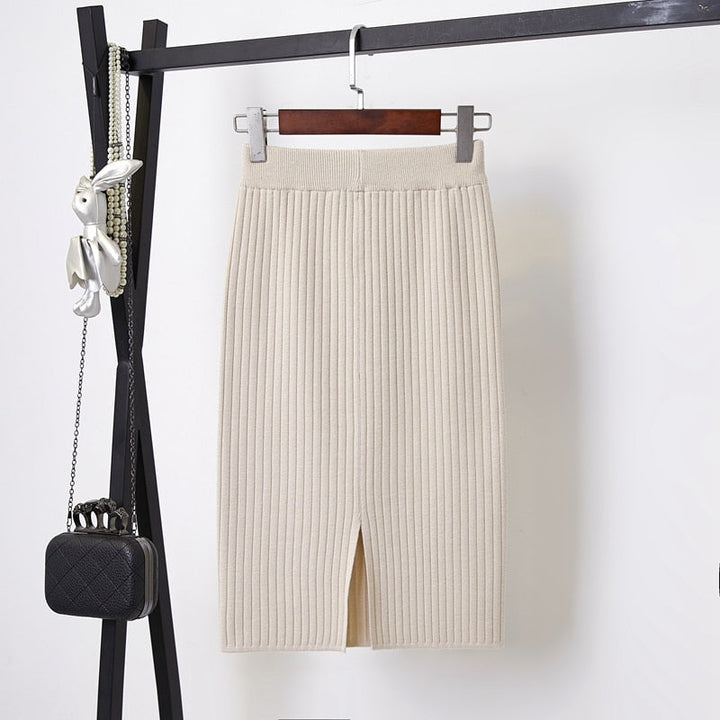 Beiger Strickrock mit Schlitz, Damenmode, elegant, knielang, gerippt, Herbst-Winter-Kollektion.