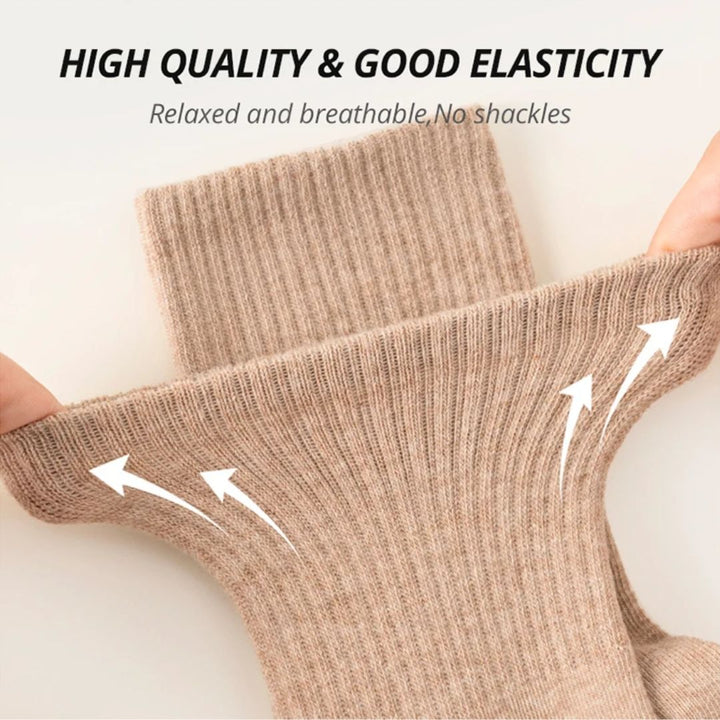 Beige Socken, hohe Qualität, gute Elastizität, atmungsaktiv, bequem, ohne Druckstellen.