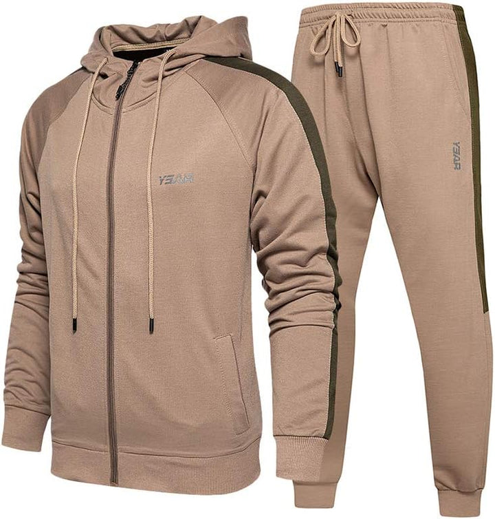 Beige Herren-Trainingsanzug mit Kapuze, Reißverschluss und grünen Streifen, Sportbekleidung.