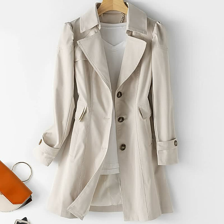 Beiger Damen-Trenchcoat, knielang, mit Knöpfen, klassischer Stil, elegantes Design.