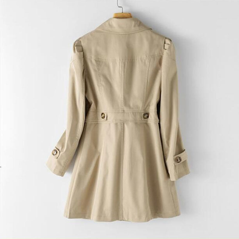 Beiger Damen-Trenchcoat aus Baumwolle, Rückansicht, klassischer Stil, Herbstmode.
