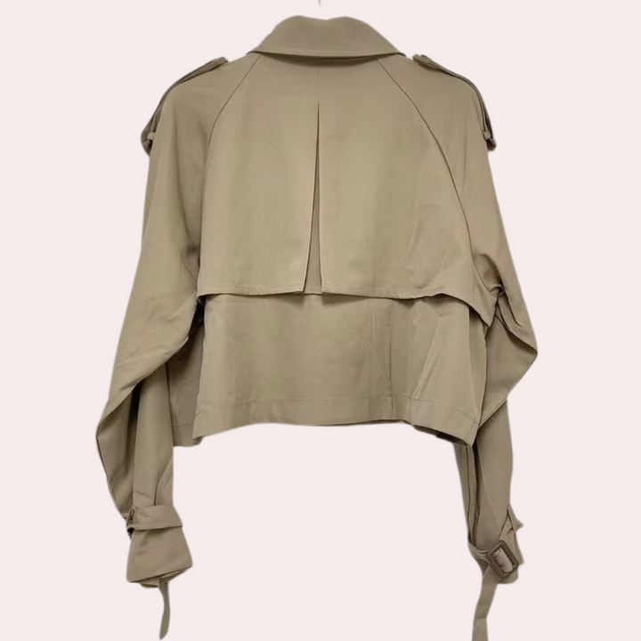 Beige Damen-Trenchcoat, kurz, mit Gürtel, Rückansicht, modisch, Herbstmode, Baumwolle.